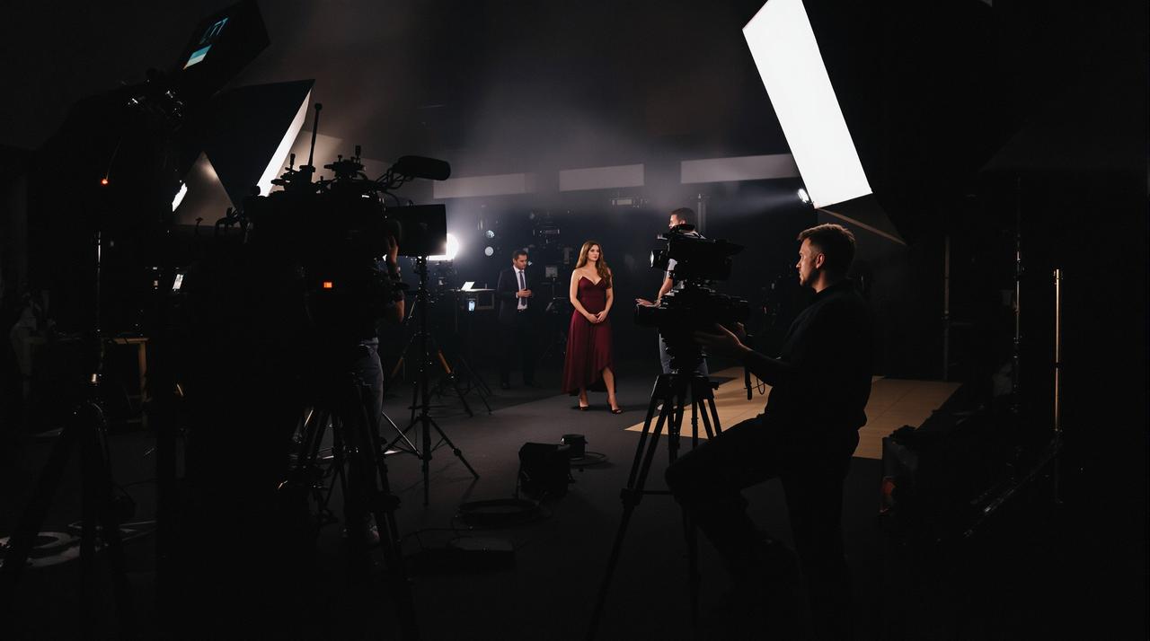 知名导演与女主角片场争吵视频流出，双方各执一词引发舆论分裂